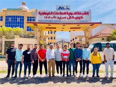 صورة جماعية لطلاب خلال زيارة Chemical Seed Company 2